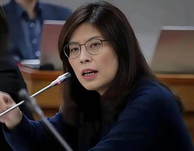 郑丽文临来大陆之前最想见的一个人，也许您想不到。
她最想见的一个人，是赖清德。