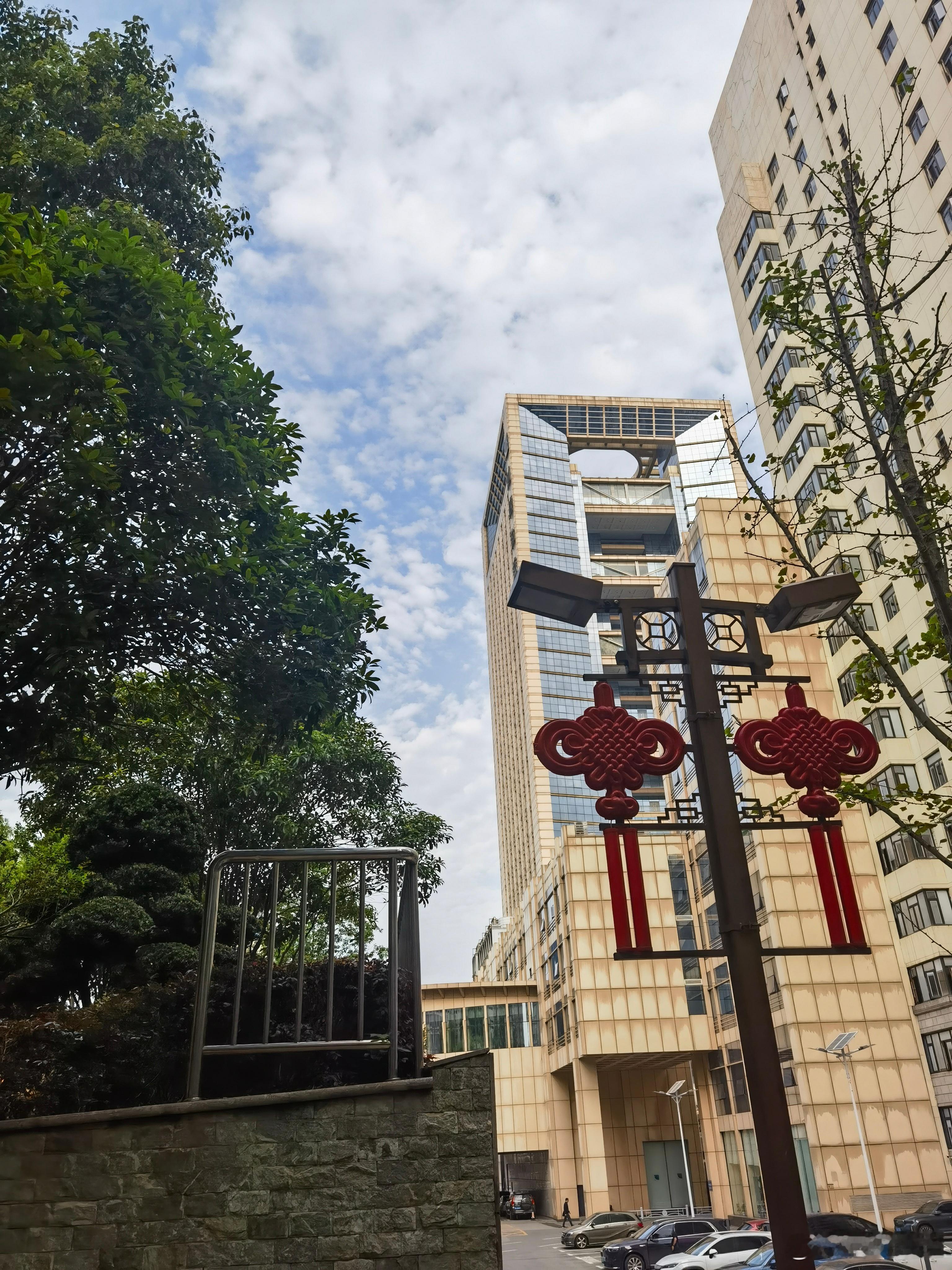 感悟奇峰阁奇峰阁记丙午暮春，余客居天心阁下，闭门治事三月矣。湘江上有寒烟，麓山间