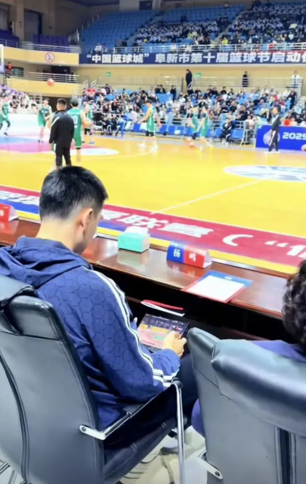 身在阜新 心系辽篮❤️杨鸣指导昨晚出席阜新篮球节和CBDL阜新赛区开幕仪式 比赛