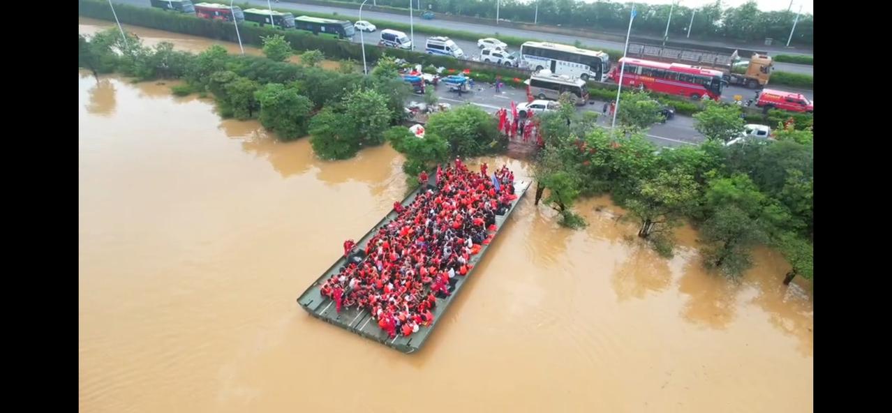 动力舟桥。

既是船，又是桥。承重60吨，载人500人左右。

之前以为，这个舟