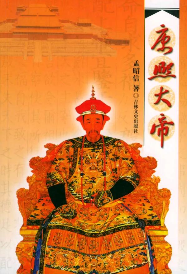 皇帝贵为九五之尊，龙袍上绣9条龙，胸前一只，后背一只，两肩上各绣一只，两膝盖前后