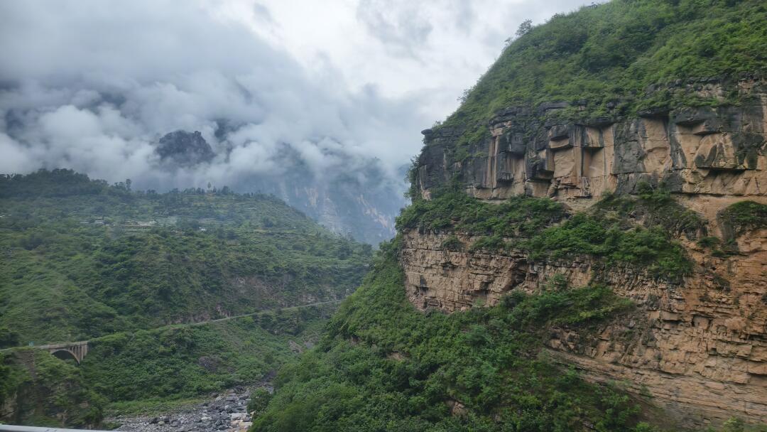 我们7点多从昭觉县出发前往美菇县尔且村，一路都是盘山公路。快到尔且村的...