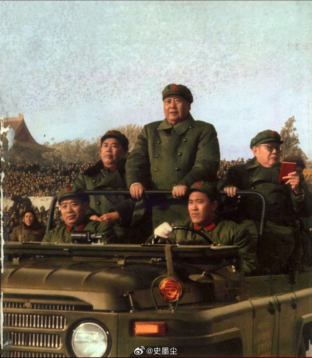 毛主席指点江山，运筹帷幄决胜千里。毛主席文韬武略，德才兼备，他所做的一切都是别人