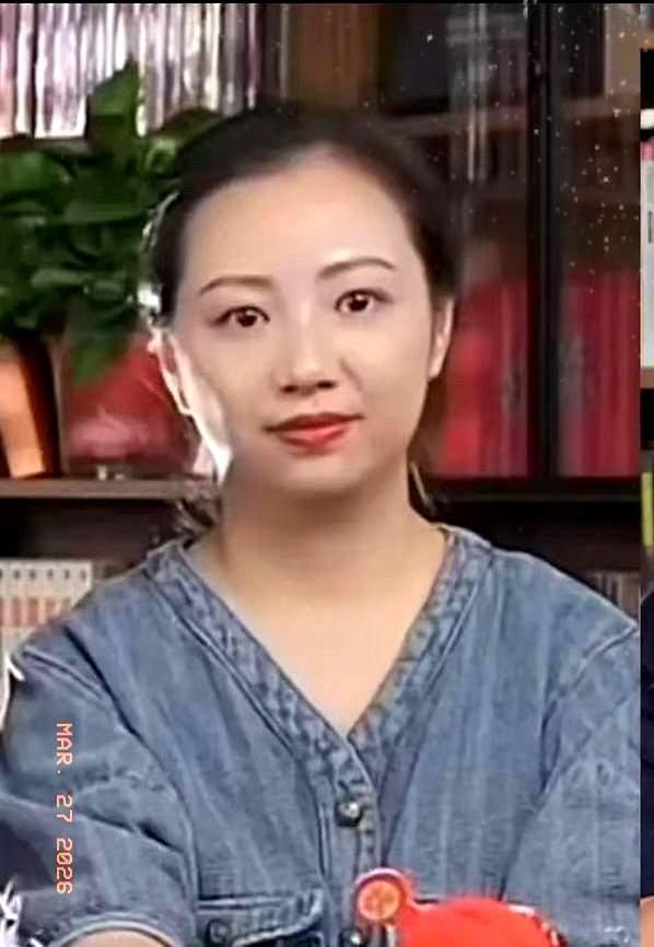 为什么是她？万霞，因为她在张雪峰最艰难的时候选择了他，并且不离不弃，他相信他的能