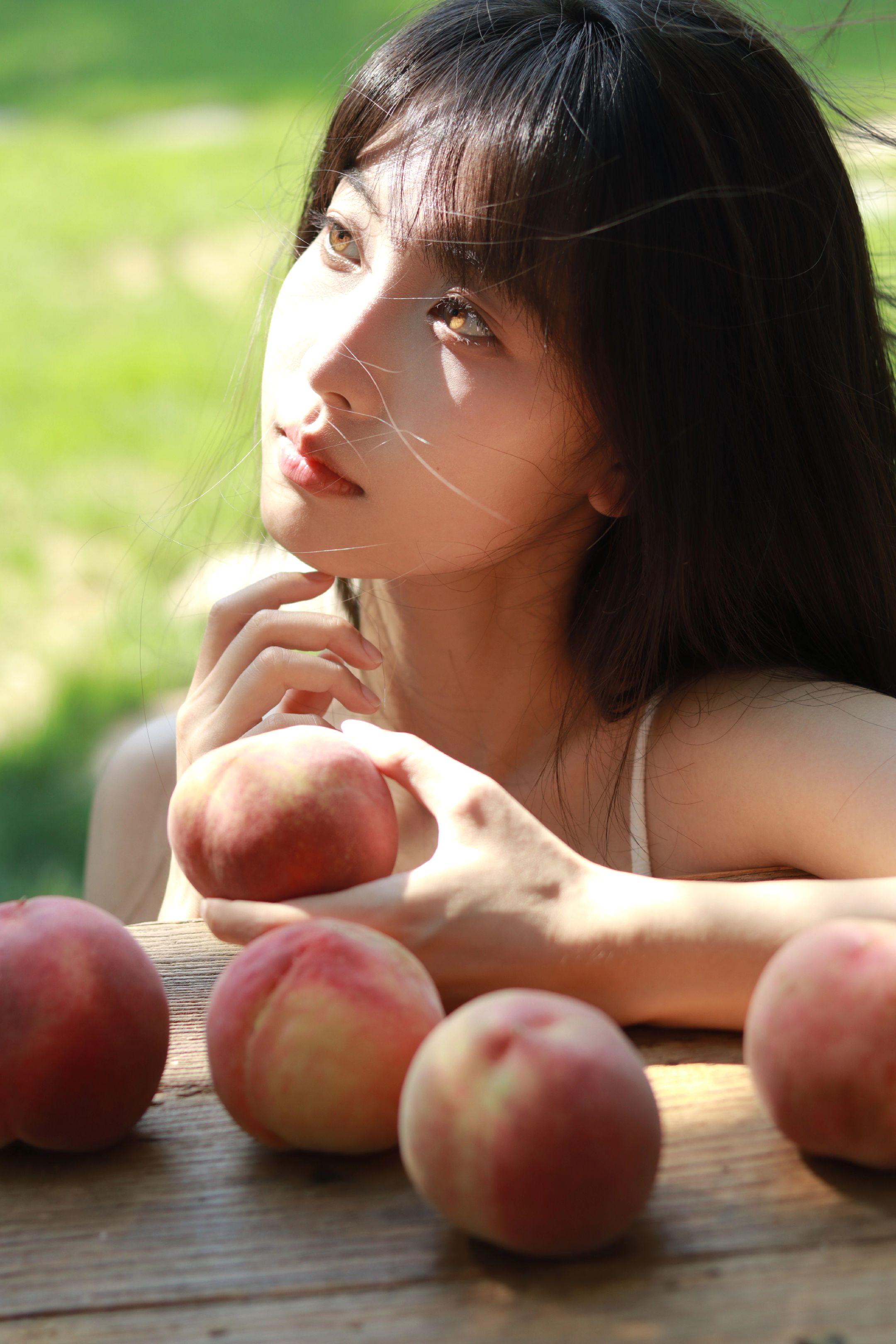 盛夏末🍑。盛夏的果实带着浓郁的香气，雨混杂着青草的味道，还有少女的心...
