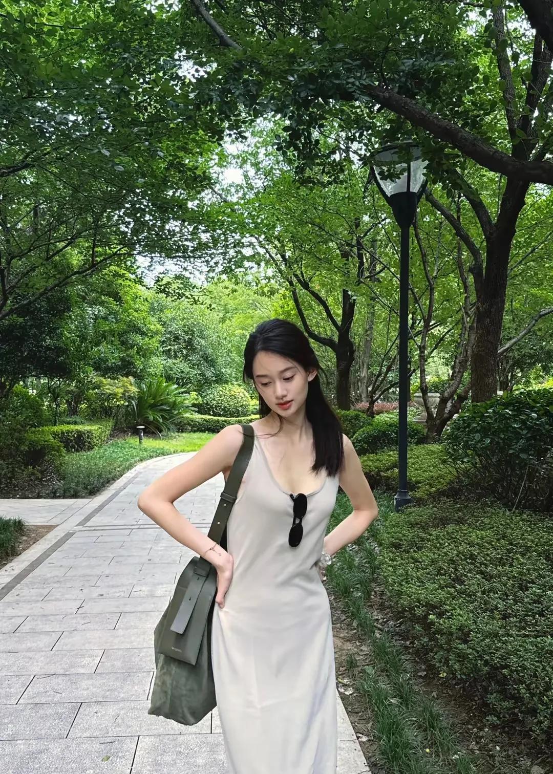 夏梦休闲时光，那是一段如梦如幻的美好日子。想象一下，温暖的阳光洒在身上，微风轻轻