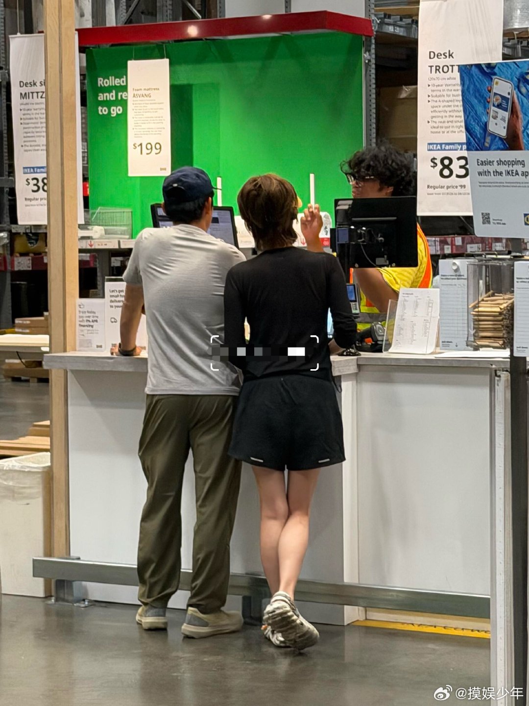 温哥华偶遇郑恺苗苗逛街郑恺苗苗跑温哥华逛家具城咯，看背影相处氛围好舒服，所以是打