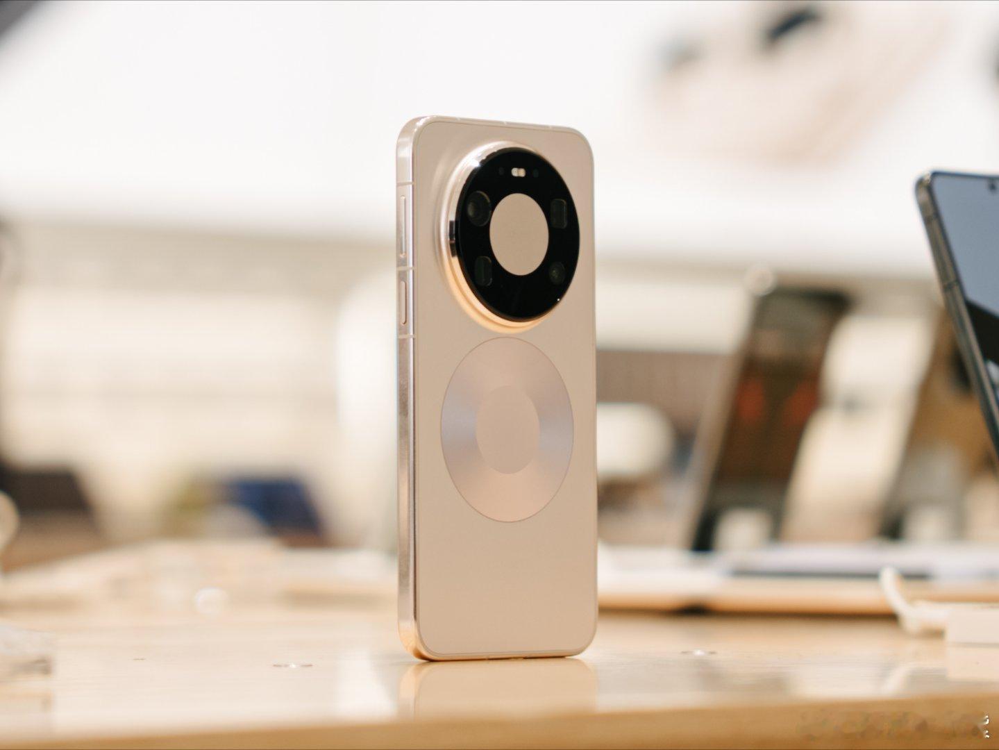 知道宝子们可能没时间立刻去线下看新机～我贴心的给大家拍了组华为Mate80 Pr