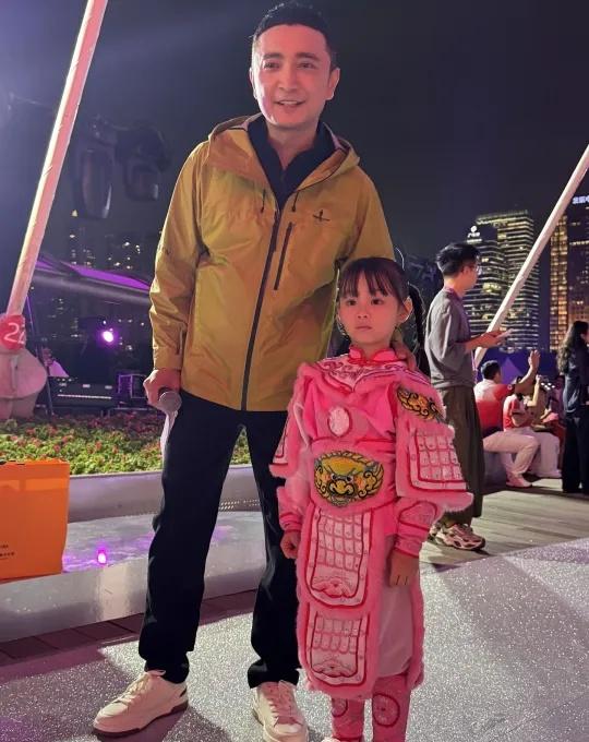 小恩琪在今广州之夜，
又见“尼格买提”主持老师十五运会 尼格买提 英歌小女孩