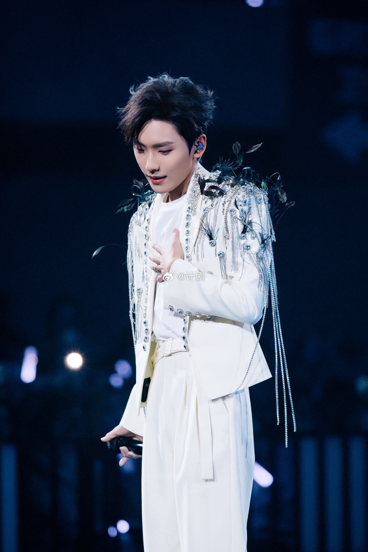 郑润泽旷野演唱会七城官宣 现场的魅力在于那种真实的互动和即时的反馈，这次有七次机