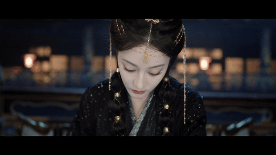 迪丽热巴十步之内必有陈飞宇灵主大人这么厉害的人也是非常嘴硬心软的，冷脸又按耐不住