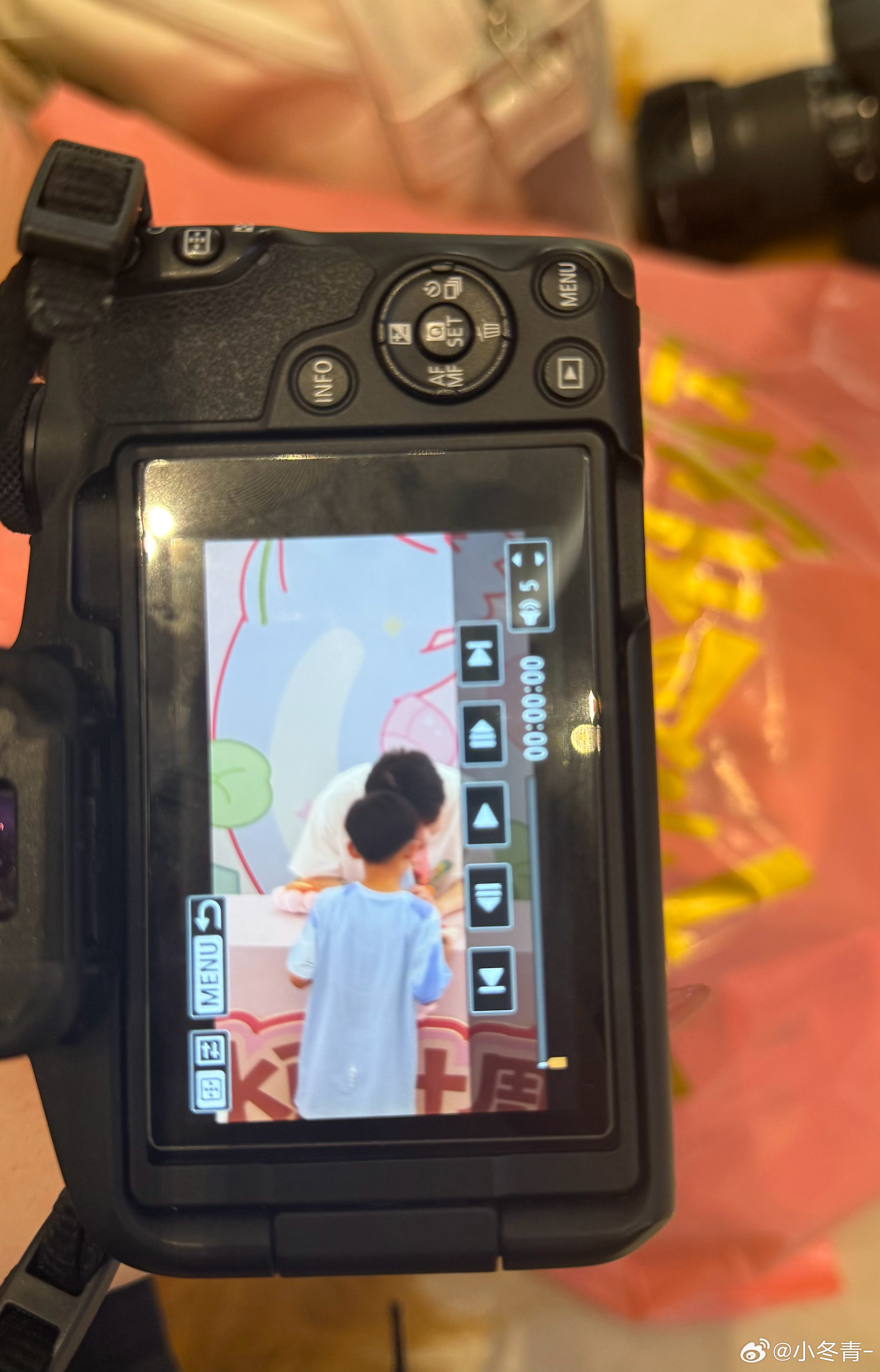 等我小了我也要这样。 