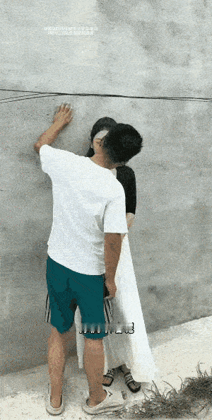 这女人就是一个骗子，自己结婚了还与人乱搞，婆婆非说是妈，让小伙子表错了忠心，白挨