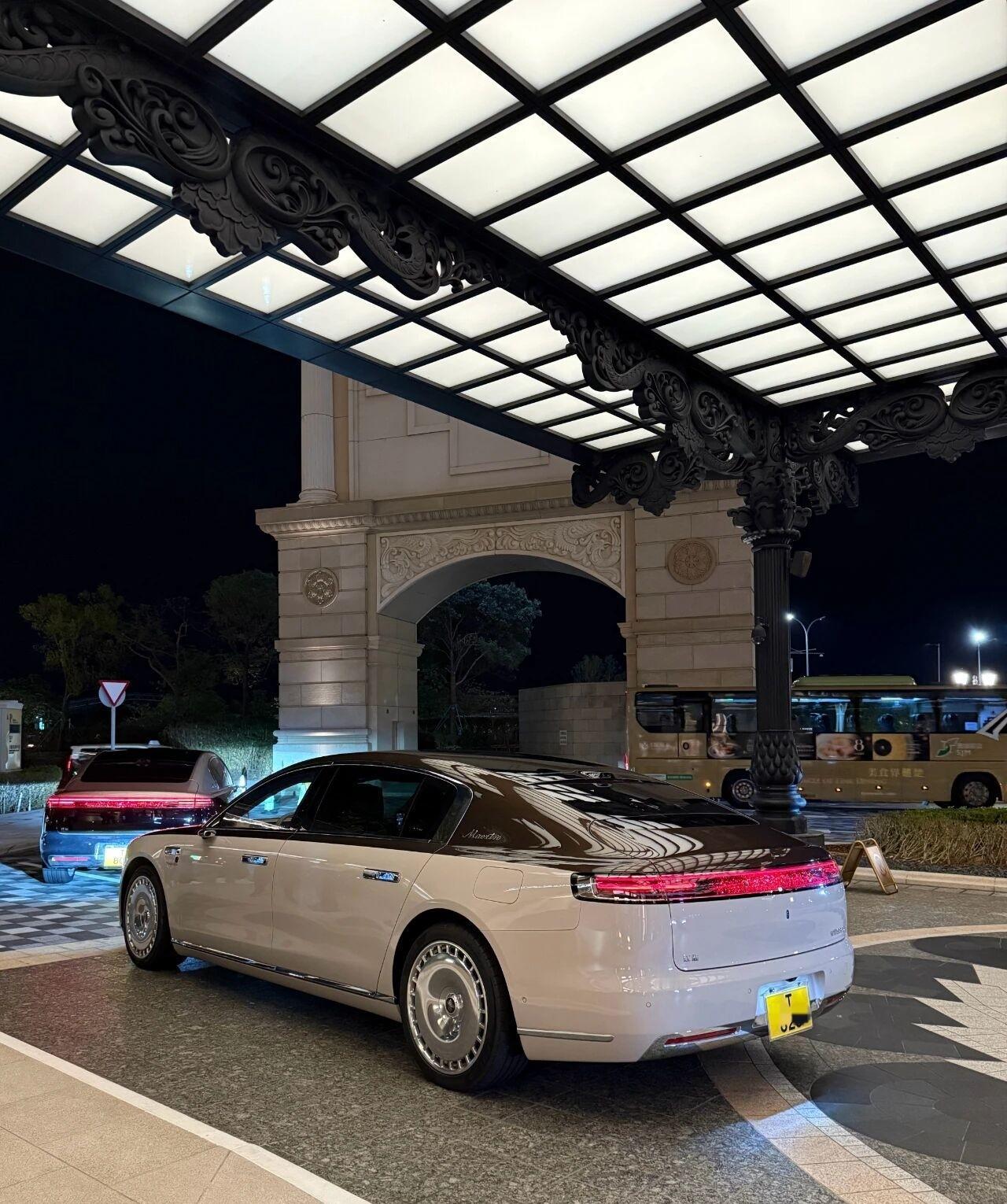 尊界S800在澳门在澳门，一辆辆尊界S800穿梭在城市之间，尤其是在葡式建筑和顶