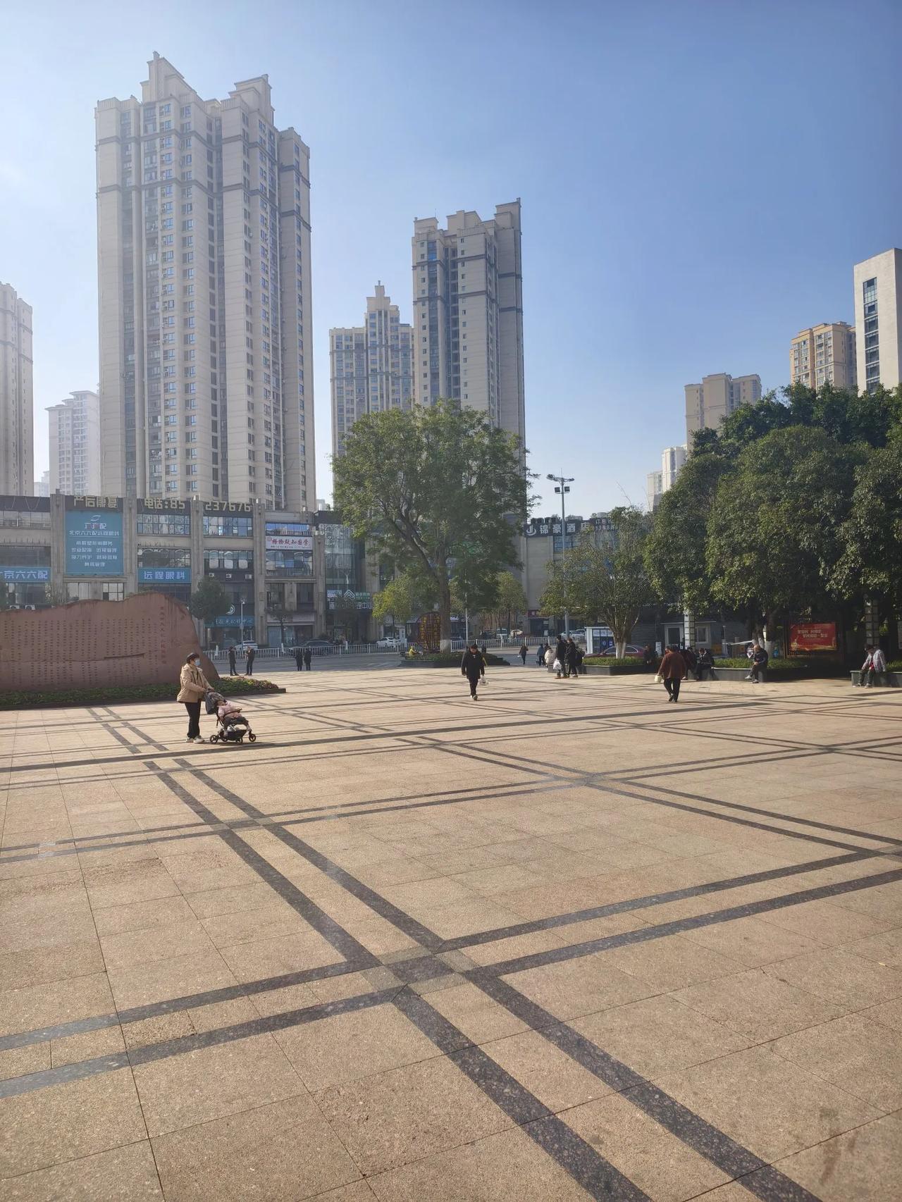 看晒太阳
        ——南木子
龙屈蛇伸大太阳，
中午下班过广场。
看见市