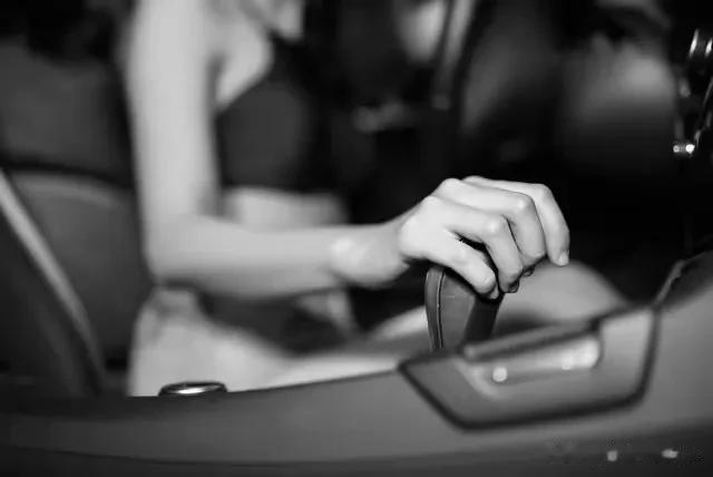 现代社会，情侣的约会方式也发生了变化。越来越多的年轻人选择在车里度过浪漫时光，而