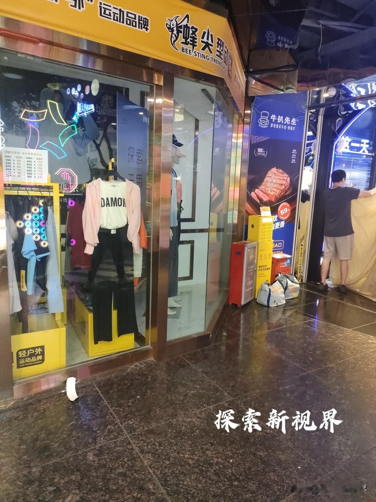 “都到这么冷清的的地步了吗？”这里是广州荔湾芳村星光里购物街，生意冷清。（如下图