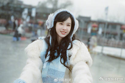 陈都灵打卡什刹海雪白的世界里，陈都灵骑上小自行车，打卡什刹海！冬日限定的可爱模样