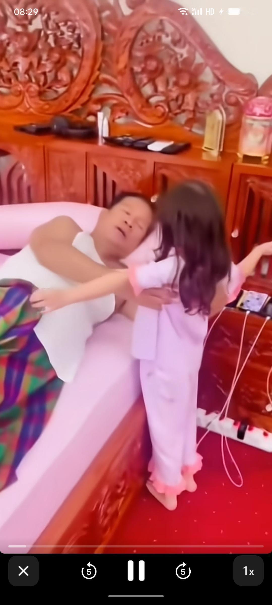 红参书记的早晨，玛德，这么多手机，他亲自参与问候大陆老年居民的一线任务。