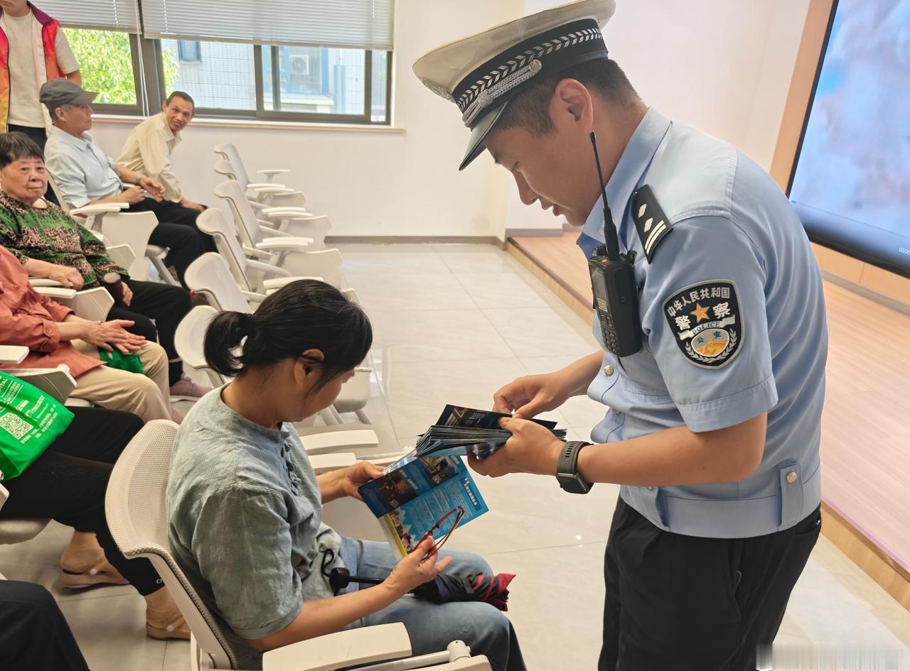 【进社区送安全 护夕阳守交规】5月19日，天宁交管大队红梅中队走进锦绣社区，开展