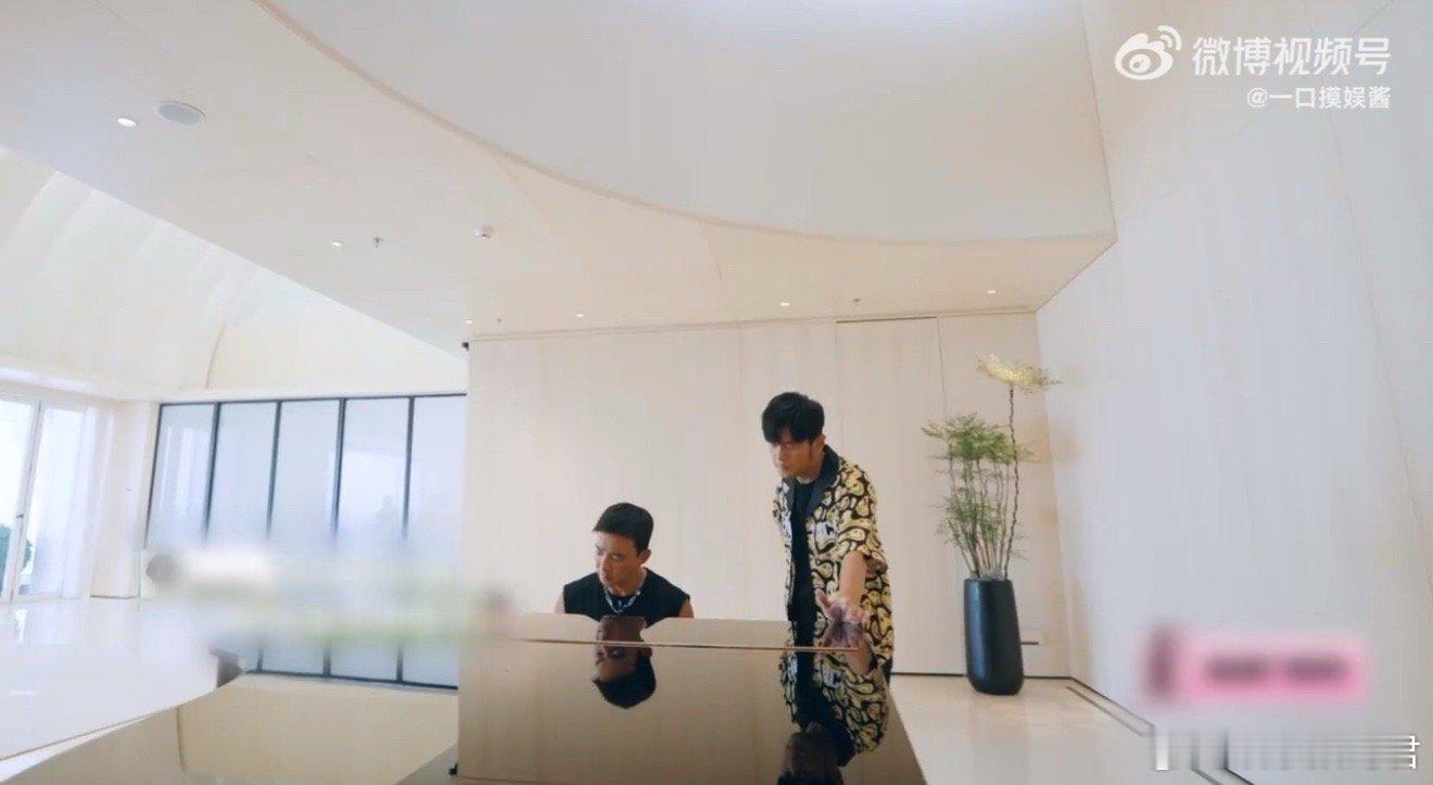 周杰伦调侃刘畊宏弹琴唱歌 果然还是会非常喜欢看到周杰伦和刘畊宏这对老朋友的互动啊