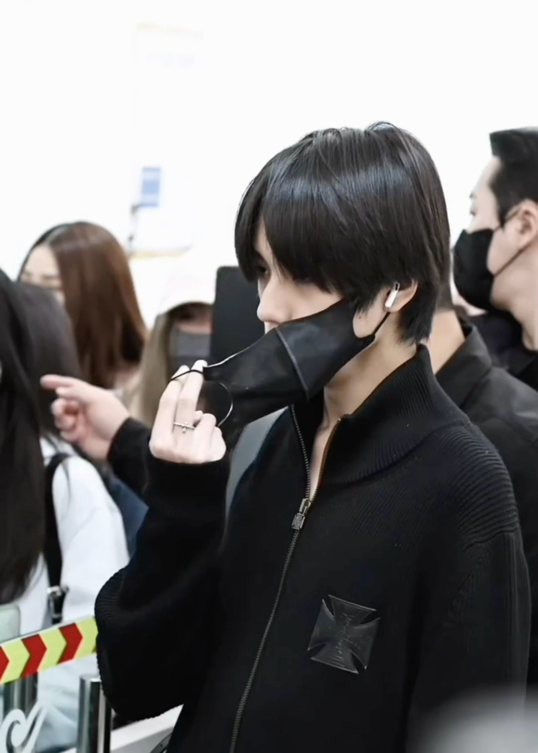 王橹杰陈奕恒被美颜害了王橹杰 左奇函 陈奕恒回国路透你被谁的素颜状态帅到了___