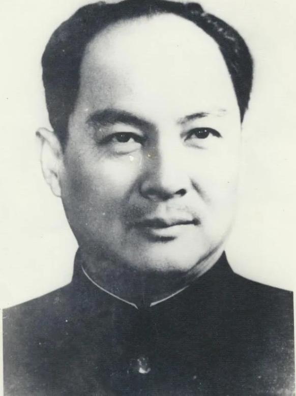 1935年，他被开除党籍，戴着手铐走完长征，开国大典前，毛主席问他：“你为何不来