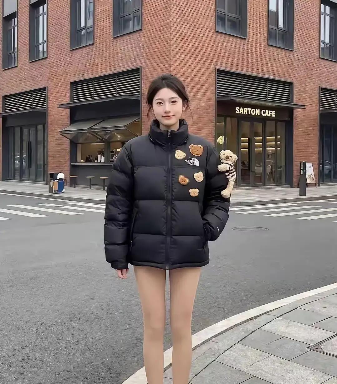 羽绒服+超短裤的组合今天又在地铁口撞见。

北京三月的风能把脸刮麻，姑娘上半身裹