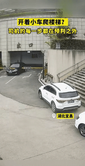 看到最后从驾驶室里出来一个女司机，我就理解了。
一辆黑色轿车从出口出来，那么宽敞