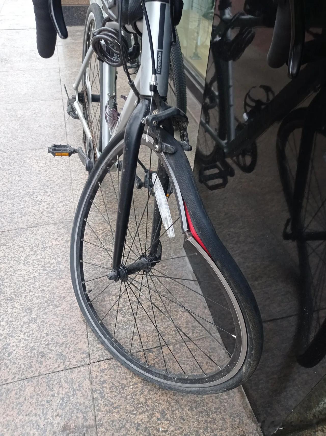 七八千买的公路车，撞成了这样。收车的只给五百。可亏呢？