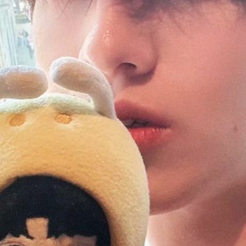 人生，该笑的时候，不如放声大笑。抱怨身处黑暗，不如提灯前行。愿你在自己存在的地方