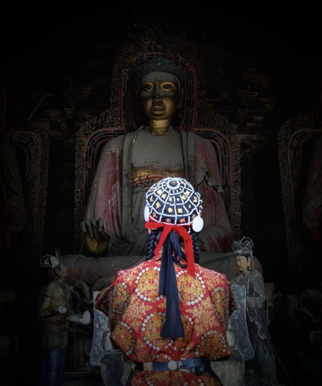 什么是人情世故？1收红包，要懂得拉扯几下，再收下。2结婚，是一定要上门下请帖的！