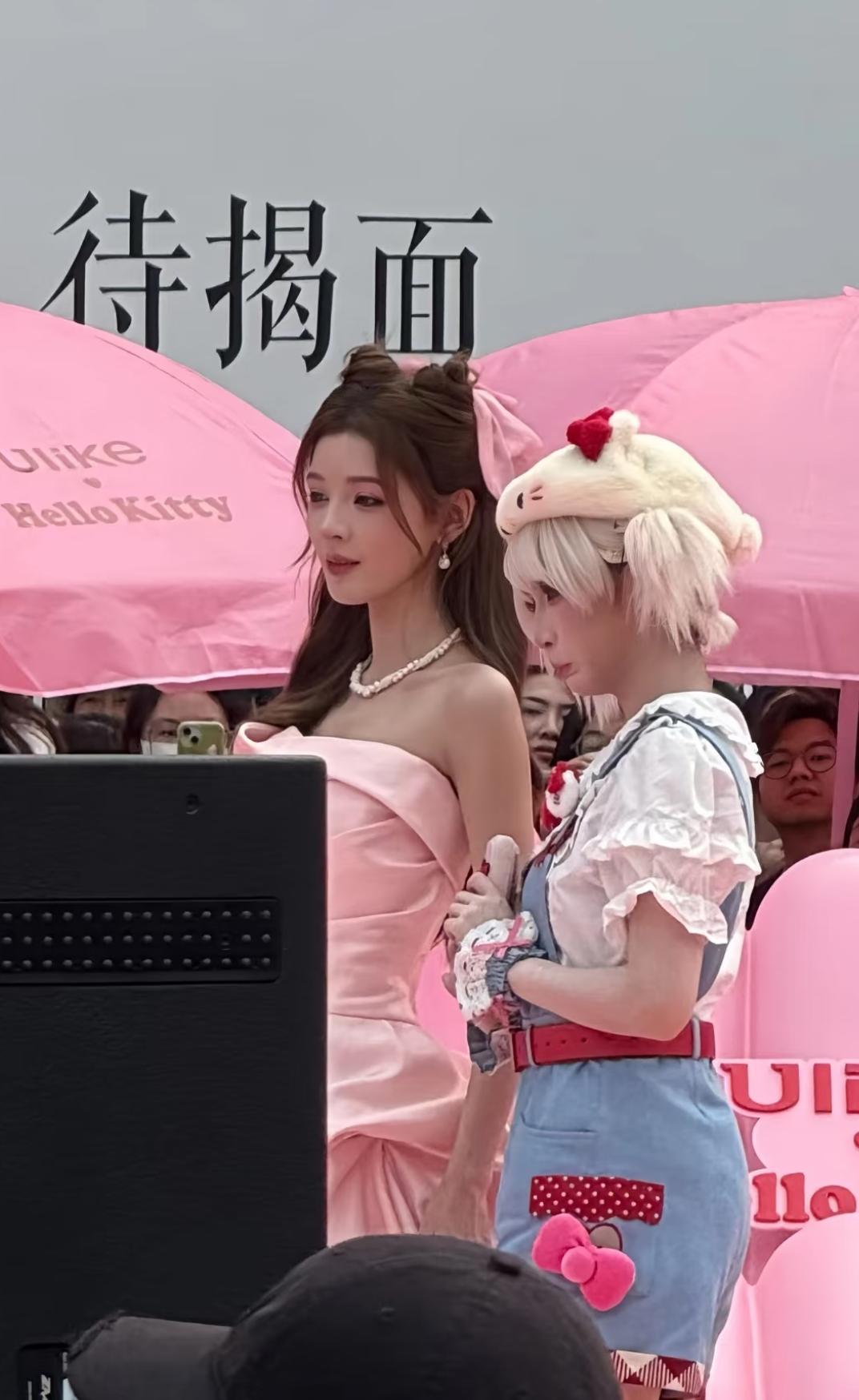 杭州西湖边偶遇张予曦的Hello Kitty线下活动，那场面真的甜到犯规！

她