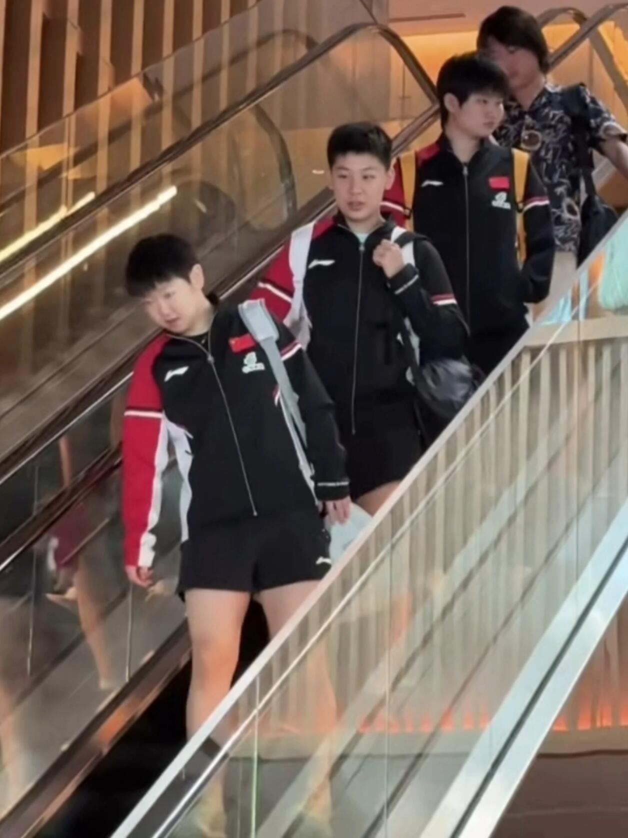 莎莎带队上训吃早餐去了！
邱贻可之前跟着莎妹，选在孙颖莎自己带着一群小孩去吃早饭