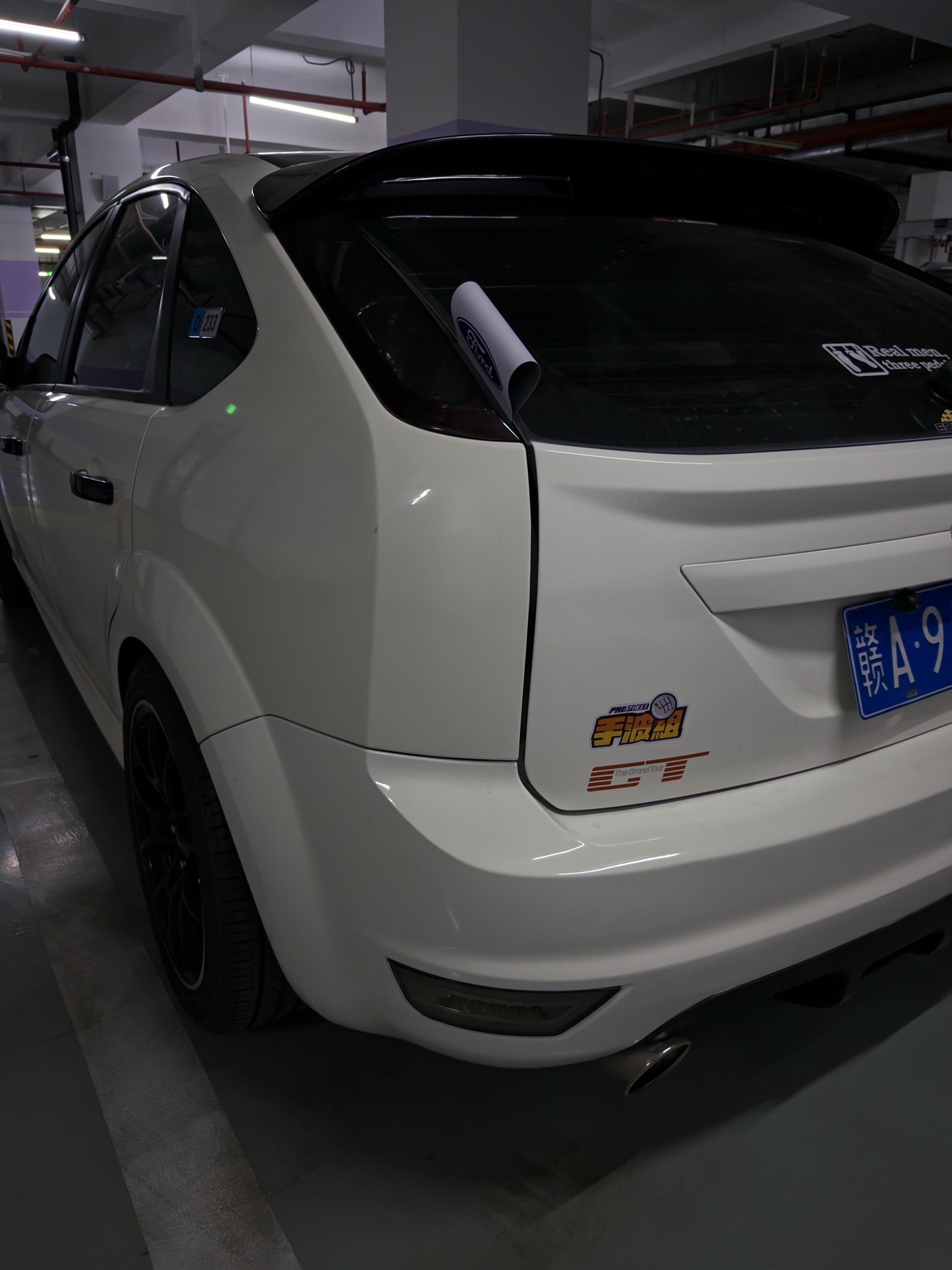 不明白为什么我的经典福克斯后备箱缝这么大。这辆福克斯买了到现在也两年了...