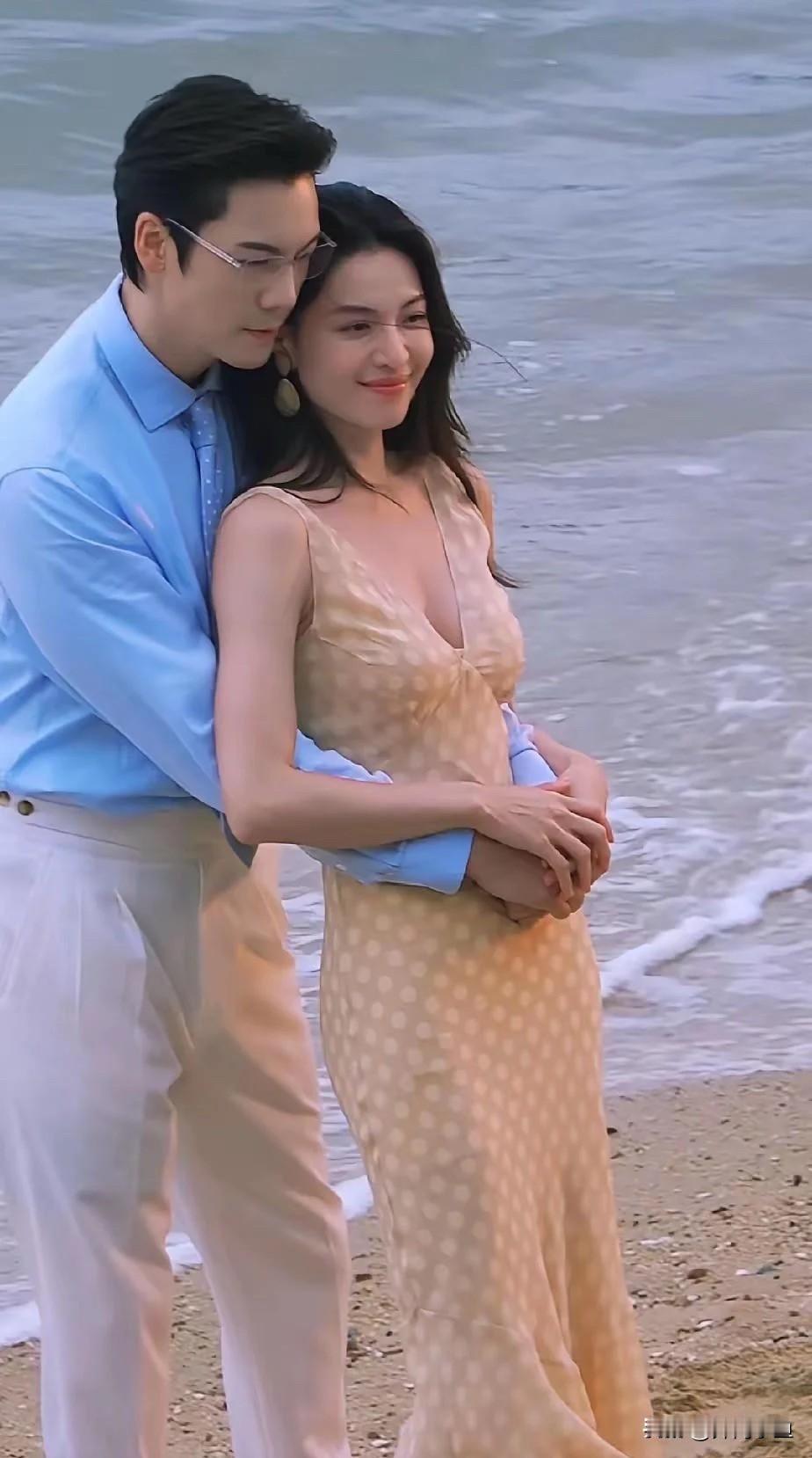 陈伟霆这样近距离温柔相拥，很难不心动！

一身浅蓝衬衫搭配白西裤，细框眼镜衬得气