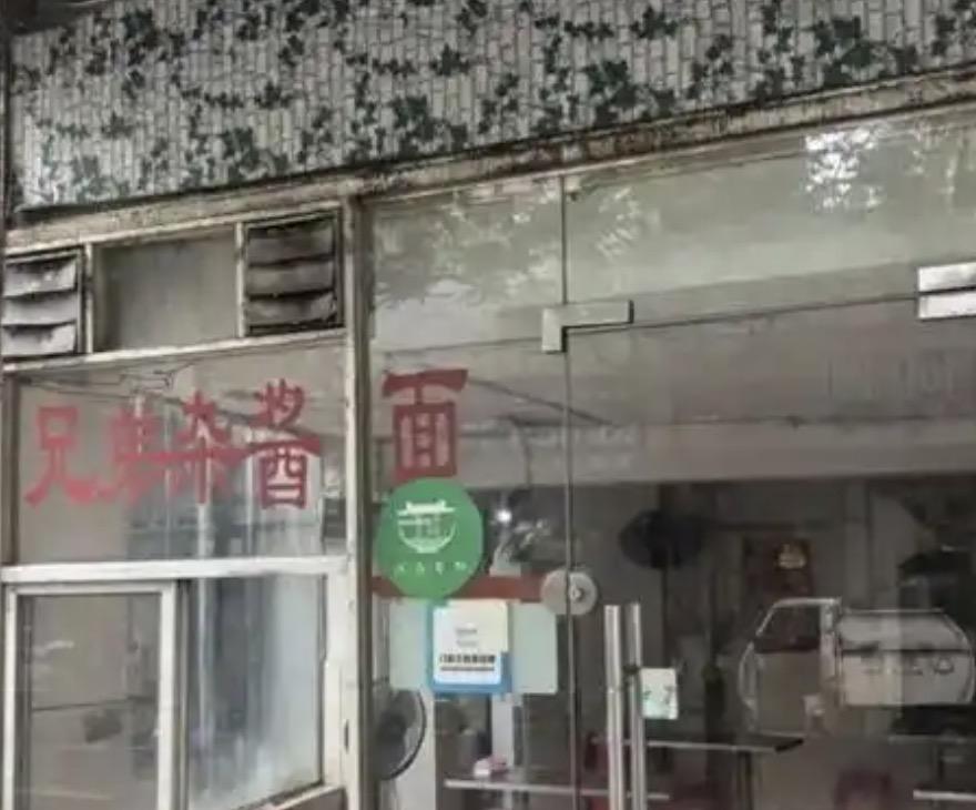 顾客来面馆吃面，撕了两张纸巾垫桌子，就被餐馆老板恶言相向，还被赶出了面馆，生意有