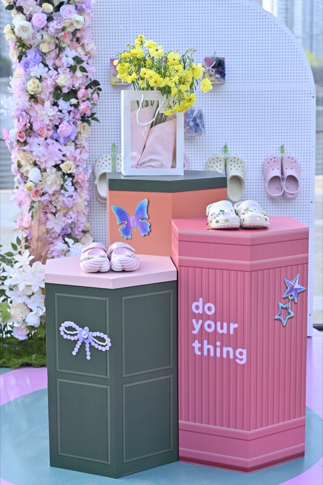 春天是洞洞鞋的统治区青醒高光time这双洞洞鞋已经和我的脚锁死了！居家拖地追剧踩