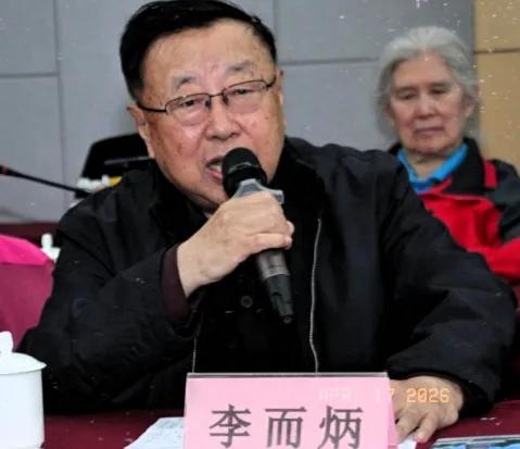 李而炳是山东济南人，1945年出生，拥有少将军衔，毕业于解放军通信工程学院，曾在