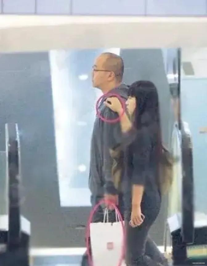窦靖童有次跟媒体说，我妈钱多到花不完，但我爸穷苦潦倒成了我的心病。 王菲住北京一