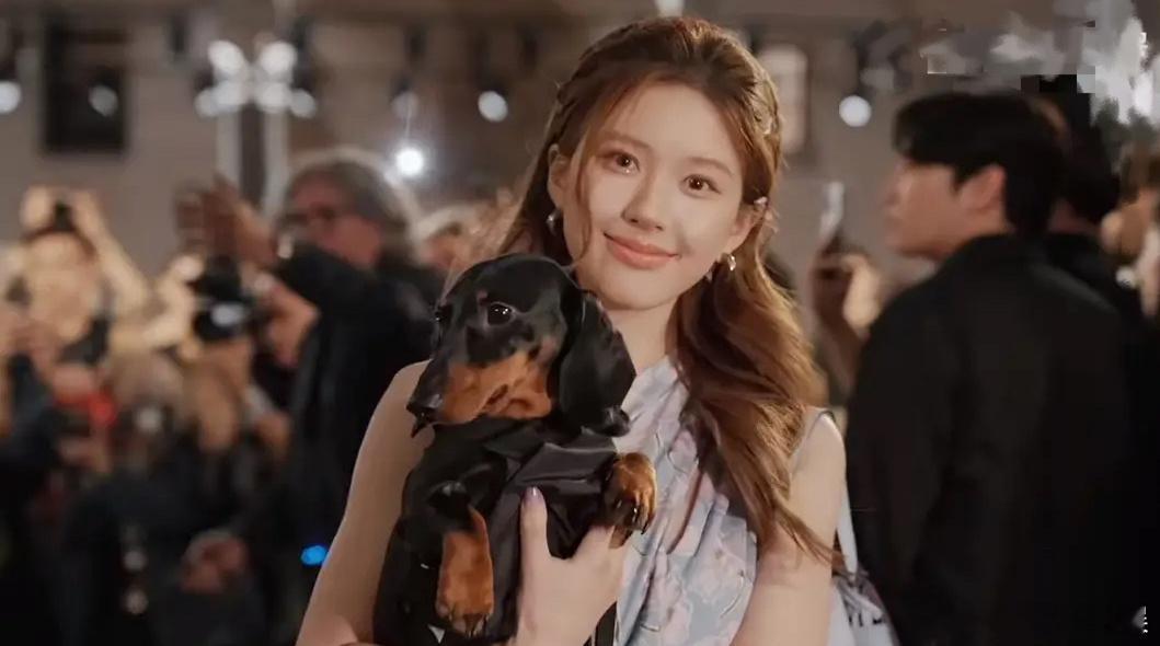 赵露思这是在宣传自己多么喜欢小动物吗？小狗的眼睛里满眼的恐惧 ​​​