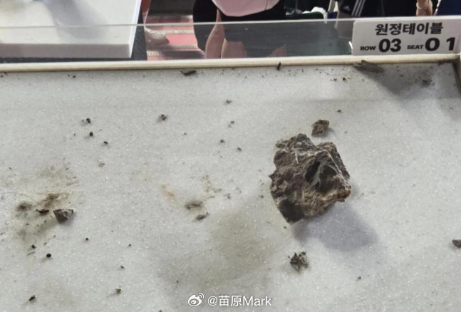 浦项铁人的体育场看台上方落下来一块碎石，8月份的比赛全给改客场了，啥时候整改好，