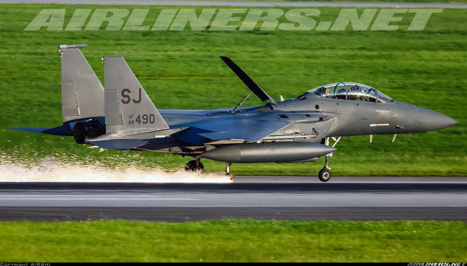 嘉手纳F-15E飞丢机轮：据美国空军第18联队称，1架部署在嘉手纳空军基地的空军