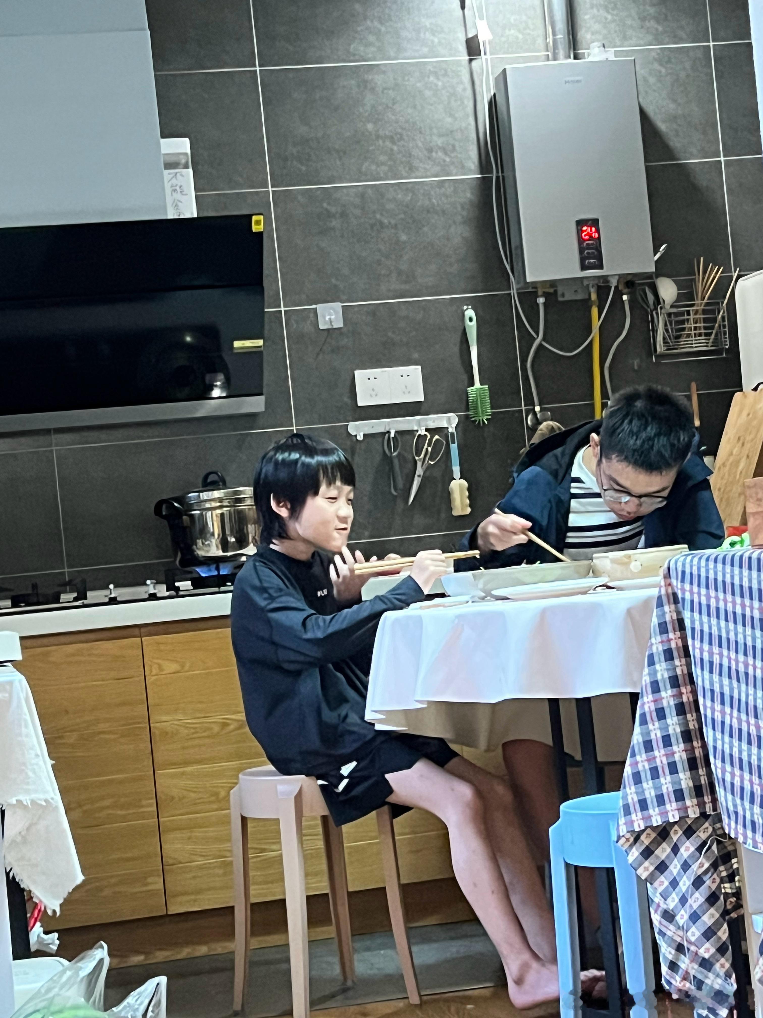 有兄弟姐妹在一起，几乎只能在吃饭时间见一下小皮，其他时间都和几个年龄相近的姐姐躲