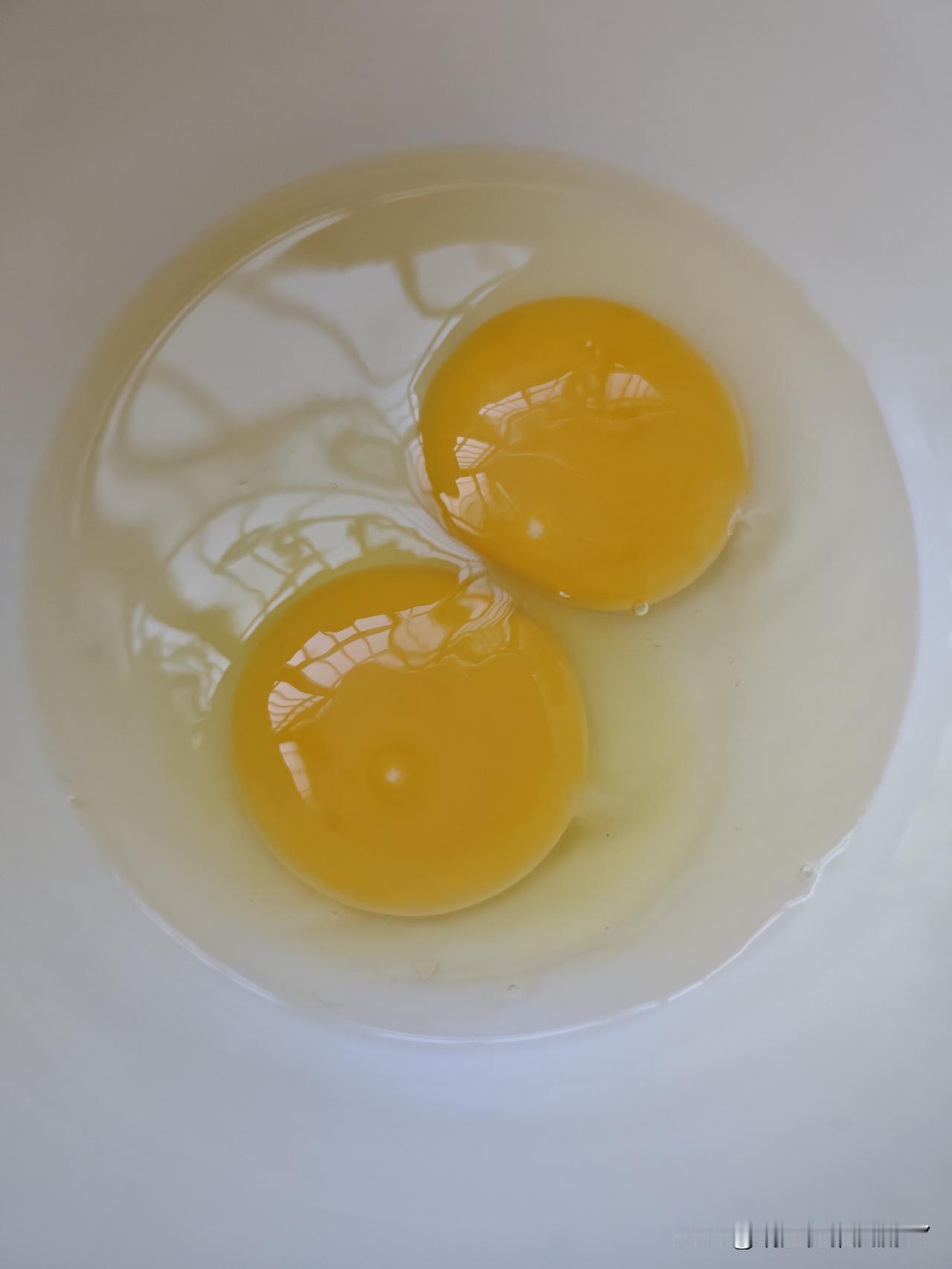 昨天快做饭的时候才发现家里只剩一个鸡蛋了。
一个有点太少，孩子爸出去买鸡蛋。碰到