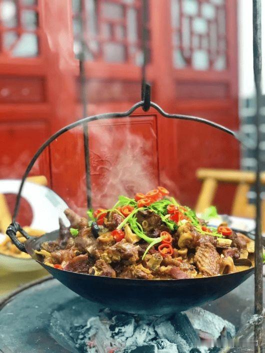 晒出你的本地生活现在出发正好卡在安徽六安金寨杜鹃岭的盛花期尾巴上，这是看映山红的