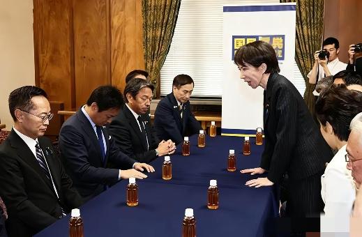 这一次，终于戳中日本命根子了
之前打了这么多牌，稀土、甚至经济反制，人家根本不当