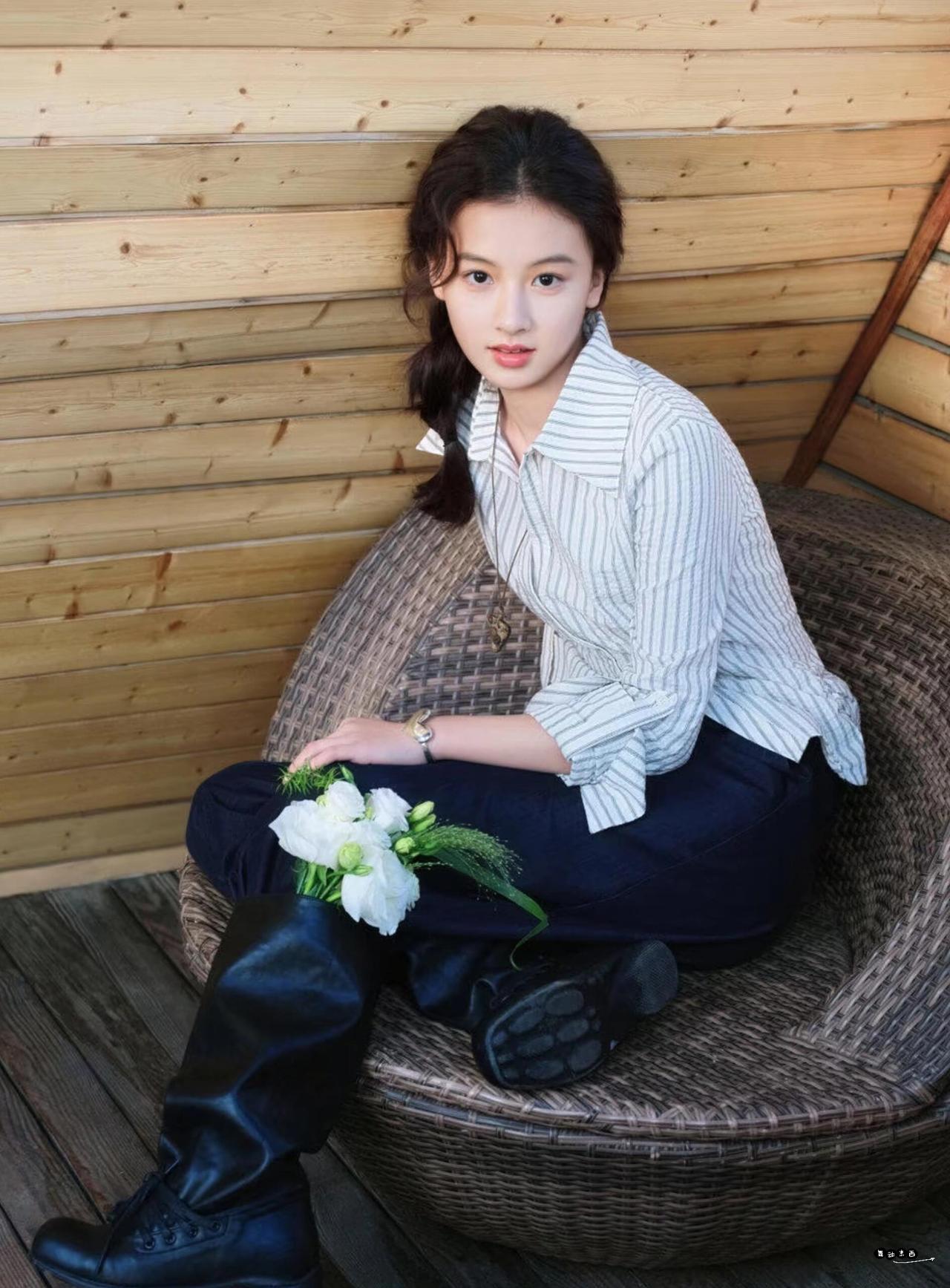 化妆之后辨识度低了很多
大美女变成了小美女
建议公司再重新定位
尽量淡妆
低美颜