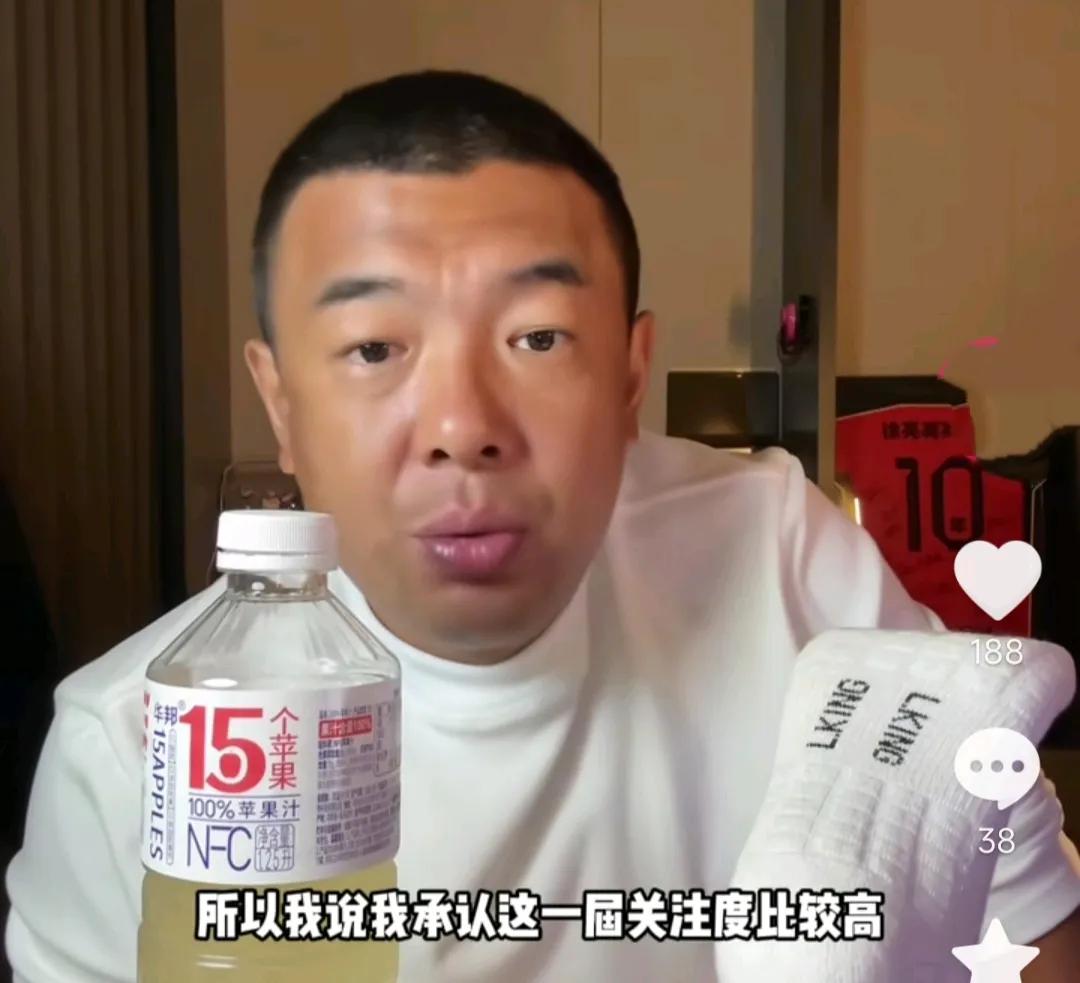 前国脚徐亮在直播间给球迷泼了一盆冷水。
他表示，因为足球小将的原因，大家都对这支