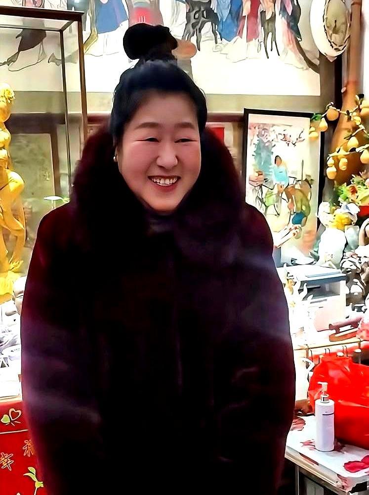 老婆偷偷开直播，大衣哥直接把手机砸了，一次不行砸两次。
 
他撂下一句话，咱家不